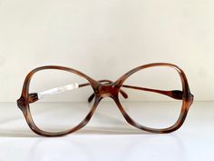 Servin Carnaby - Original 70s glasses. Made in Spain.  Brown acetate frame. Condition: New Old Stock without lenses. Measurements:  -Total width:  130mm / 5.118inches  -Temple length: 135mm / 5.314inches  -Height: 52mm / 2.047inches  -Lense width: 55mm / 2.165inches  -Nose bridge: 17mm / 0.669inches  If you require additional pictures please contact me.  I ship all the items carefully packaged and insured and provide a tracking number. 70s Glasses Sunglasses, Big 70s Glasses, Sunglasses 70s Vintage, 60s Glasses, Stud Aesthetic, 70s Glasses, Vintage Brown Glass Sunglasses, 1970s Glasses Eyewear, Nice Glasses