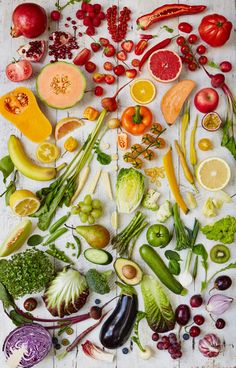 many different fruits and vegetables are arranged in the shape of a circle