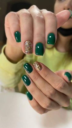 Green Nails Gelish, Xmas Nail Colors, Christmas Gel Extension Nails, Easy New Years Nails Simple, Nails For Autumn 2023, Acrylic Nails For Christmas Holiday, Christmas Gel Polish Nails, December Sns Nails, Hunter Green Nails Christmas