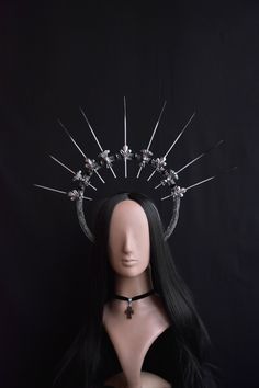 Behold the regal allure of the Halo Crown for the daring denizens of darkness seeking the perfect accessory for their immortal soirées, the Halo Crown is the quintessence of Gothic opulence. Fantasy Halo Crown, Halo Crown Silver, Crowns For Queens, Dark Fantasy Crown, Vampire Headpiece, Halo Crown Headpieces, Obsidian Crown, Evil Crown, Vampire Crown