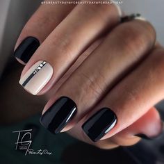 Gel Nails August 2023, French Style Nails Classy, Black Glam Nails Short, Cute Wedding Guest Nails, Simple Nail Designs 2023, Nokti 2022, Short Black Nails Designs Classy, Nude And Black Nails Almond, Minimalist Nails Gold