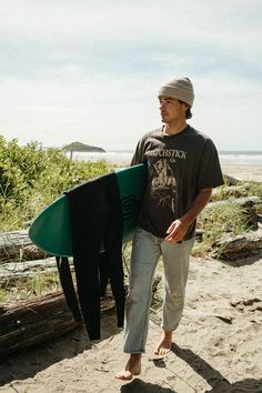 Surfer Guy Style, Surfer Boys Style, Surfer Boy Outfits, Surfer Boy Aesthetic, Mens Surfer Style, Surfer Outfit, Surf Style Men, Surfer Guys, Surfer Lifestyle