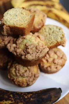 BANANA MUFFINS WITH CRUMBLE Banana Muffins Recipe, Banana Muffin Recipe, Muffin Batter, Quick Breads, Sweet Bread, Banana Muffins, Quick Bread, Muffin Recipes, Muffin Pan