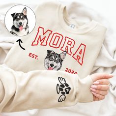 Custom Embroidered Dog Sweatshirt from Your Photo, Personalized Dog Face with Dog Name Hoodie, Custom Embroidery Dog Lover Crewneck Sweater 😍 Looking for the heartfelt and unique gift? Our CUSTOM Pet portrait apparel from photo is the great choice for those special moments--Valentine's Day, birthdays, Mother's Day, Father's Day, Christmas or any occasions. Imagine the joy on their face when they receive a personalized T-shirt, Hoodie, or Sweatshirt, adorned with custom embroidery just for them. Embroidery Dog, Embroidered Dog, Embroidery Hoodie, Dog Sweatshirt, Embroidery Sweatshirt, Custom Sweatshirts, Dog Sweater, Dog Face, Branded Sweatshirts