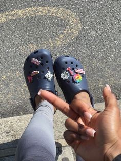 Crocs Inspiration, Outfits With Crocs, Outfit Ideas Latina, Cute Crocs Shoes, Croc Outfits, Jibbitz Ideas, Croc Ideas, Crocs With Jibbitz, Crocs Aesthetic