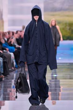 Balenciaga Fall 2024 Ready-to-Wear https://www.vogue.com/fashion-shows/fall-2024-ready-to-wear/balenciaga/slideshow/collection#25 Balenciaga Style, Paris Fashion Week Runway, Fall Reading, To Wear, Lifestyle Store, Mood Board Fashion, Fall 2024, Paris Fashion, Paris Fashion Week