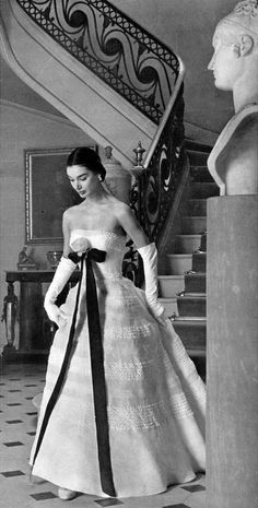 1956  Jacky Mazel in summer evening gown of white organza, bodice is strapless and fitted, long black velvet ribbons trails down from pink rose just under the bust, by Maggy Rouff, Vintage Foto's, Moda Chanel, Glamour Vintage, Mode Chanel, Rockabilly Style, Paris Mode