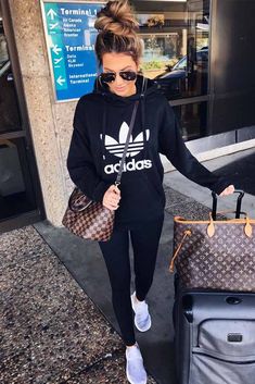 33 Airplane Outfits Ideas: How To Travel In Style Flight Outfit, Travel Outfit Plane, Leggings Outfit Casual, Comfy Travel, Look Adidas, American Frontier