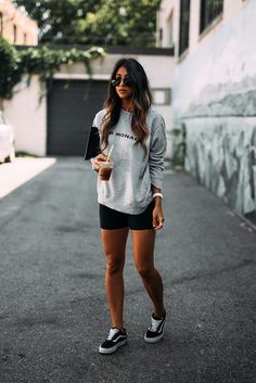 Estilo Vans, Look Legging, Biker Shorts Outfit, Glamour Vintage, Basic Fashion, Summer Shorts Outfits, Elegante Casual, Looks Street Style, Outfit Trends