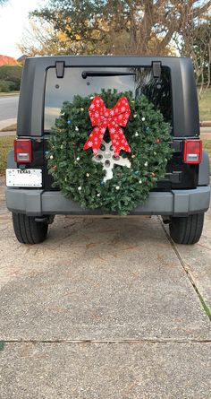 a christmas wreath on the back of a jeep