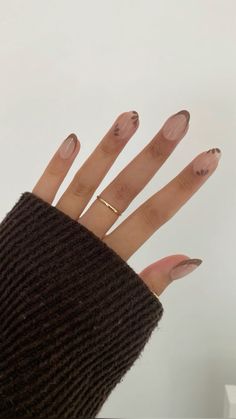 Fall Nails For Fair Skin, Cute Nails Autumn, November Nail Inspiration, Beige Nails With Brown Tips, Fall Simple Nail Ideas, Fall Nails For Teens, Fall Nail Inspo Almond Simple French, Fall Nail Designs Oval, Fall Nails French Tip Almond