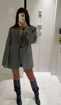 Blazer Dress With Knee High Boots, Blazer As A Dress Outfit, Knee High Boots Styling, Blazer As Dress Outfit, Fancy Blazer Outfits, Midi Dress And Blazer Outfit, Over Sized Blazer Outfits For Women, Oversized Blazer Dress Outfit, Blazer Dress Boots