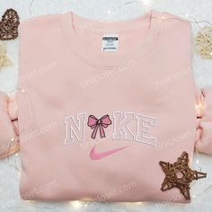 Introducing our Pink Coquette Bow x Nike Embroidered Shirt, a perfect blend of elegance and sporty style. This unique collaboration showcases a feminine pink bow beautifully embroidered on a classic Nike shirt, creating a stunning statement piece. Crafted with premium quality materials, this shirt ensures comfort and durability. Its eye-catching design effortlessly combines fashion and athletic vibes, making it a must-have addition to any girl’s wardrobe. Whether you’re hitting the g Nike Inspired, Cute Nike Outfits, Girls Nike, Cool Fathers Day Gifts, Best Mothers Day Gifts, Pink Coquette, Cute Shirt Designs, Nike Shirt, Shirt Nike