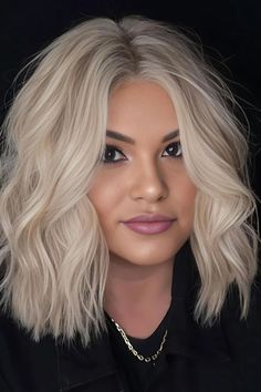 Platinum Blonde Mid-Length Wavy Hair Bangs And Wavy Hair, Curtain Bangs With Wavy Hair, Bangs With Wavy Hair, Platnium Blonde Hair, Short Platinum Blonde Hair, Blonde Hair Goals, Blonde Wedding Hair, Big Blonde Hair, Blonde Hair Makeup