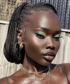 Green Makeup On Black Women, Dark Sultry Makeup, Tiana Makeup, Earth Tone Makeup, Makeup Ideas Green, Dark Green Makeup, Emerald Green Makeup, African Makeup, Makeup For Black Skin