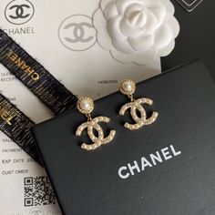 1:1 REPLICA JEWELRY   This product is of the best quality.  The production time is 3-5 working days.  Includes box, dust bag, care manual, booklet, card, bill of sale.. Chanel Stud Earrings, Replica Jewelry, Chanel Earrings, Chanel Jewelry, Air Jordan 3, Crystal Stud Earrings, Classic Gold, Color Dorado, Beaded Tassels