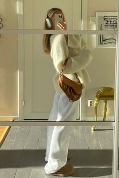 Airport Outfit Aesthetic Winter, Posh Girl Outfit, Winter 2024 Trends, Oversized White Sweater Outfit, Tazz Outfit, Outfits Uggs, Lazy Pants, Scandinavian Outfit, Adrette Outfits