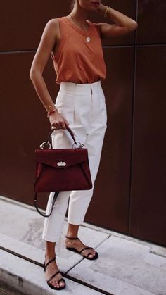 Minimalist Moda, Simple Tank Tops, Elegante Casual, Makeup Blogger, Neutral Outfit, Pleated Pants, Cool Street Fashion, Mode Inspiration, White Pants