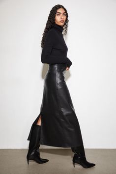 Skirt Leather Outfit, Long Leather Skirt, Leather Skirt Outfit, Oversize Pullover, Skirt Trends, 60 Fashion, Mode Inspo