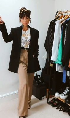 Business Casual Outfits Edgy Chic, 90s Grunge Business Casual, Spooky Professional Outfit, Blazer Outfits Edgy, Rockstar Work Outfit, Edgy Outfits For Midsize Women, Rocker Business Outfits, Edgy Effortless Outfits, Alternative Fashion Office Work Outfits