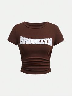 T-shirt casual à manches courtes à taille froncée pour adolescentes, avec broderie de lettres Tabac   Manches courtes Tissu tricoté Lettres  Extensibilité légère  Teen Girls Clothing, size features are:Bust: ,Length: ,Sleeve Length: Shirts Shein, Knit Leg Warmers, T Shirt Crop Top, Cute Summer Outfits, Workout Tshirts, Kpop Outfits, Teen Girls, Crop Shirt