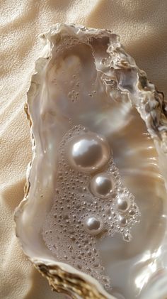 Pearls in oyster shell, морская пена, природная красота, обои на телефон, sea wallpaper, жемчужины, натуральный фон, нежные оттенки, elegance, ocean vibe, coastal background, beach vibes, минимализм, стиль, luxury, интерьер, изысканность, шелл, calming wallpaper, текстура, морские мотивы, чистота, harmony, светлые тона, нежность, phone wallpaper, природа и спокойствие, beachy background, minimalistic decor, aesthetic wallpaper, ocean pearls, coastal decor, атмосфера, расслабление, умиротворение Vintage Lockscreen Wallpaper, Instagram Grid Ideas, Pink Wallpaper Background, Beige White Aesthetic, Hd Wallpaper Vintage, Seashell Aesthetic, Wallpapers Gradient, Black Wallpaper 4k, Vintage Lockscreen