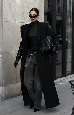 Best Winter Outfits, Neue Outfits, Elegante Casual, Outfit Jeans, Classy Work Outfits, Fashion Mistakes, Midi Skirts, All Black Outfit