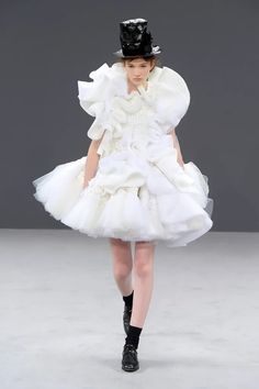 Viktor & Rolf Couture Fall 2016 Avant Garde Outfit, Fall 2016, Fashion News