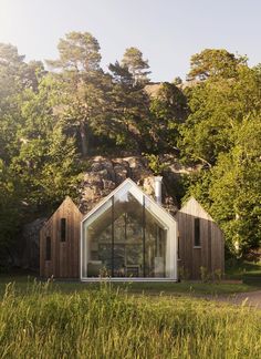 an image of a building in the middle of some trees and grass with sunlight shining on it