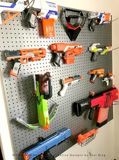 Behold, 13 Clever Ways to Store Your Kids' 8 Million Nerf Guns AND 900 Gazillion Darts! 4 Boys Bedroom Storage, Remodel Garage, Army Bedroom, Spa Bedroom, Bedroom Storage Ideas, Kids Bedroom Storage, Diy Toy Storage