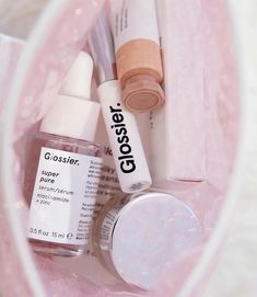 Skincare Flatlay, Glossier Products, Italian Beauty Secrets, Skincare Favorites, Korean Beauty Routine, Natural Beauty Routine, Blink Blink, Priming Moisturizer, Face Care Routine