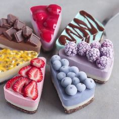 Conheça as belíssimas e coloridas sobremesas feitas por um jovem peruano de apenas 16 anos que usa somente ingredientes veganos. Kue Macaroon, Desserts Vegan, Instagram Food, Beautiful Food