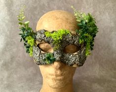 Artisan eye mask (cheeks): 'Treemask with greenery' (tree mask with moss, plants and ferns) - one of a kind, Traditional handmade mask - wearable art The masks of Theater Didymus are made according to a unique and self-developed recipe based on classic techniques for mask making used in Venice and in the world of the theatre. It is a special kind of papier-mâché, coated with a certain texture or a sturdy finish that is completely sanded smooth. The masks are made completely by hand, the process Handmade Fantasy Masks For Cosplay Events, Nature Themed Masquerade Mask, Moss Mask, Nature Masks, Med Gala, Mask Forest, Creative Face Mask, Mask Ball, Handmade Mask