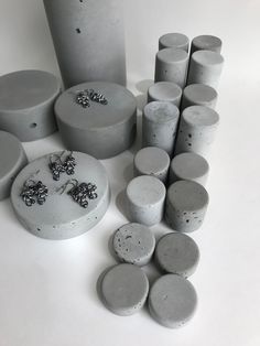 there are many different shapes and sizes of concretes on the table, including candles