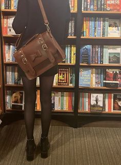 Book Bag Aesthetic, English Teacher Outfit, Dark Academia Bag, Leather Book Bag, Uni Bag, Stylish School Bags, Aesthetic Backpack, Backpack Outfit