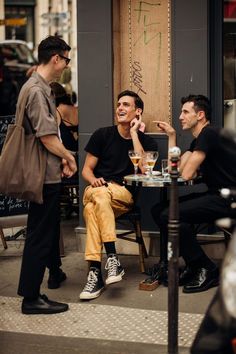 Mens Street Style Spring, Vogue British, Paris Fashion Week Men, Gentlemans Club, Men Street Fashion, The Best Street Style, Men Street, Best Street Style, Spring Street Style