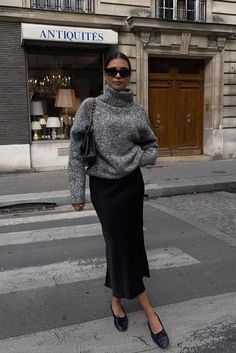 Grey Turtleneck Outfit, Midi Rock Outfit, Emelie Lindmark, Skirt Outfit Fall, Black Satin Skirt, Satin Skirt Outfit, Corporate Life, Classy Fall Outfits, Rok Outfit