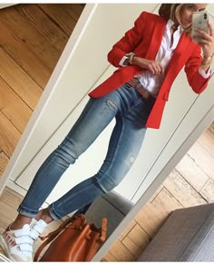 Blazer naranja, pantalón de mezclilla, tenis blancos Blazer Outfits Casual, Looks Jeans, Mode Casual, Red Blazer, Casual Work Outfits, Looks Chic, Blazer Outfits, Business Casual Outfits, The Mirror