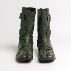 Mens Heeled Boots, Green Leather Boots, Tuk Shoes, Big Shoes, Tabi Boots, Tabi Shoes, Margiela Tabi, Funky Shoes, Orthopedic Shoes