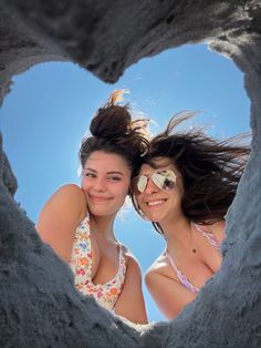 Aesthetic Beach Photography, Pinterest Beach Photos, Summer Poses Photo Ideas Beach Pics With Friends, Sand Poses Beach Pics, Beach Pic Inspiration, Fun Photoshoot Ideas Creative Beach Pictures, Cute Beach Friend Pictures, Pics To Take On Holiday, Beach Fun Photos