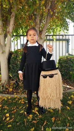 Cousin It DIY Trick or Treat Pail; The perfect Wednesday Addams Family accessory for a spooky Halloween costume! Cousin It Diy, Halloween Fantasia, Pelottava Halloween, Cousin It, Wednesday Addams Costume, Dekorasi Halloween, Spooky Halloween Costumes, Harry Potter Halloween