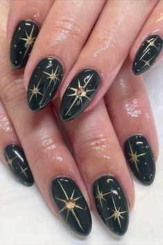 Celestial Wedding Nails, 90s Grunge Nails, Goth Wedding Nails, Dark Christmas Nail Designs, Goth Gel Nails, Simple Goth Nails, Dark Green And Gold Nails, Gel Nails Dark, Dark Green Nails With Gold