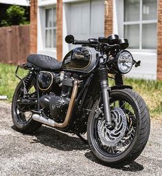 a black motorcycle parked in front of a building