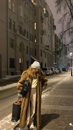 Fur Coat Outfit 2023, Vintage Fur Coat Outfit, Furcoats Outfits, Faux Fur Coat Street Style, Brown Fur Coat Outfit, Fur Coat Aesthetic, Fur Coat Street Style, Faux Fur Coats Outfit, Fur Coat Outfit