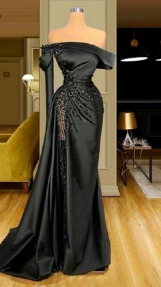 Prom Dresses Off The Shoulder, Dinner Dress Classy, Prom Dress Inspiration, Evening Gowns Elegant, فستان سهرة, Pretty Prom Dresses, Black Evening Dresses, Satin Prom Dress, Women's Evening Dresses