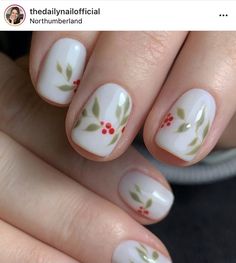 Short Elegant Christmas Nails, Minimalist Christmas Nail Design, Christmas Dip Nails Short, Christmas Nails Classy Elegant, Natural Nail Christmas Designs, Minimalist Nails Christmas, Holiday Nails Inspiration, Christmas Nails Natural Nail, Subtle Christmas Nails Simple