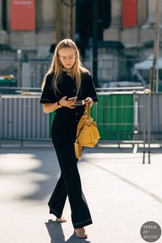 Alexa Chung Street Style 2022, Summer Black Dress, Prom Dress Stores, Wearing All Black, Summer Black, Street Styles, Lightweight Tops