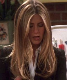 Jennifer Aniston Color Formula, Jennifer Aniston Hair Aesthetic, Jennifer Aniston Auburn Hair, Jennifer Aniston Hair Dark Brown, Rachel Green Hair Curtain Bangs, Jennifer Aniston Hair Blowout, 90s Blowout Hair Jennifer Anniston, Rachael Friends Hair, Jennifer Aniston Curtain Bangs