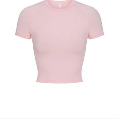 Stretch Cotton Jersey T-Shirt. Rib Knit Crewneck Cropped Hem Raglan Sleeves Supplier Color: Cherry Blossom 92% Cotton, 8% Spandex. Women's L Brand New Gilmore Girls, Mode Abaya, Effortless Outfit, Crop Top Casual, Looks Party, Pink Crop Top, Collars For Women, Vintage Casual, Dream Clothes