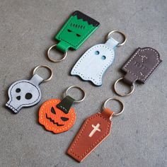 The Halloween Leather Key Fobs Pattern Leather Keyring - Etsy Austria House Parking, Halloween Keychain, Emprendimiento Ideas, Keychain Pattern, Leather Wallet Pattern, Moms Crafts, Animal Bag